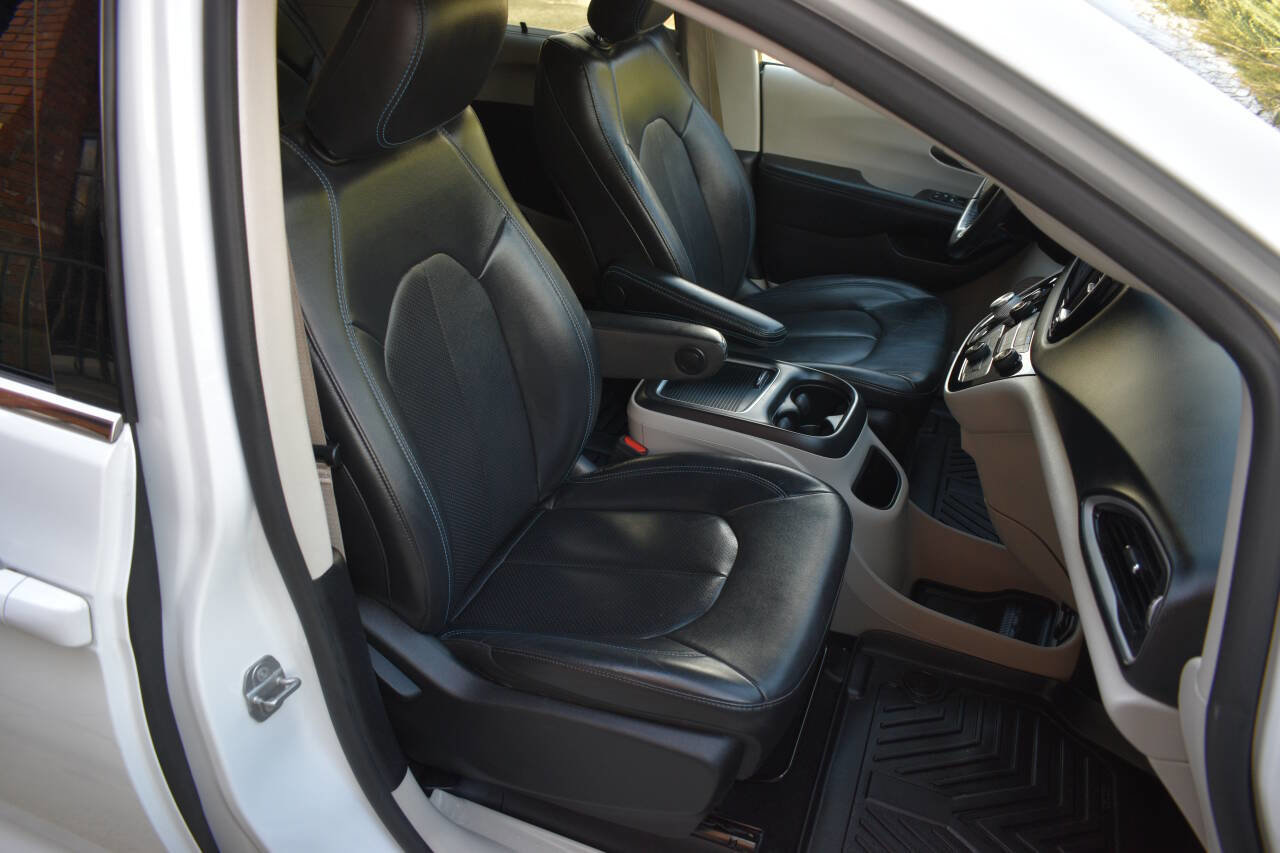 Used 2021 Chrysler Pacifica Touring-L image 23