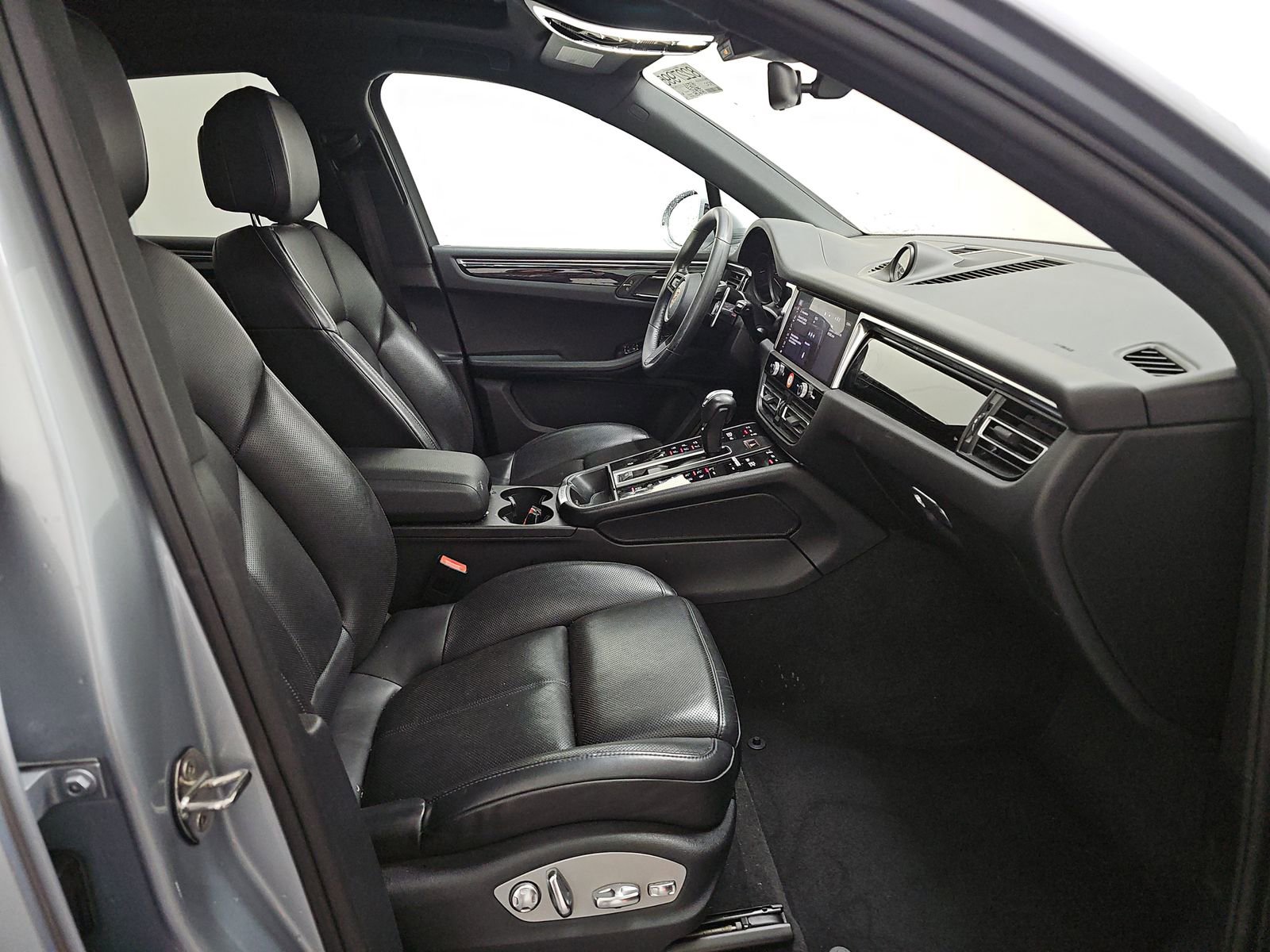 Used 2023 Porsche Macan w/ Premium Package Plus image 13