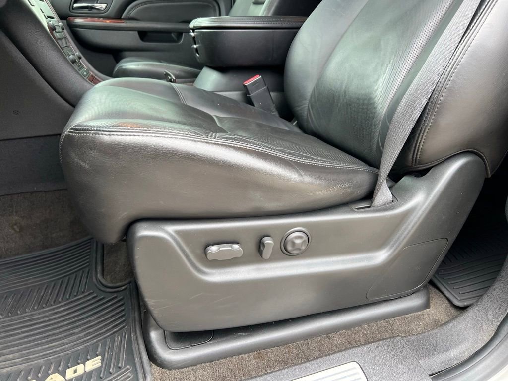 Used 2010 Cadillac Escalade Luxury image 15