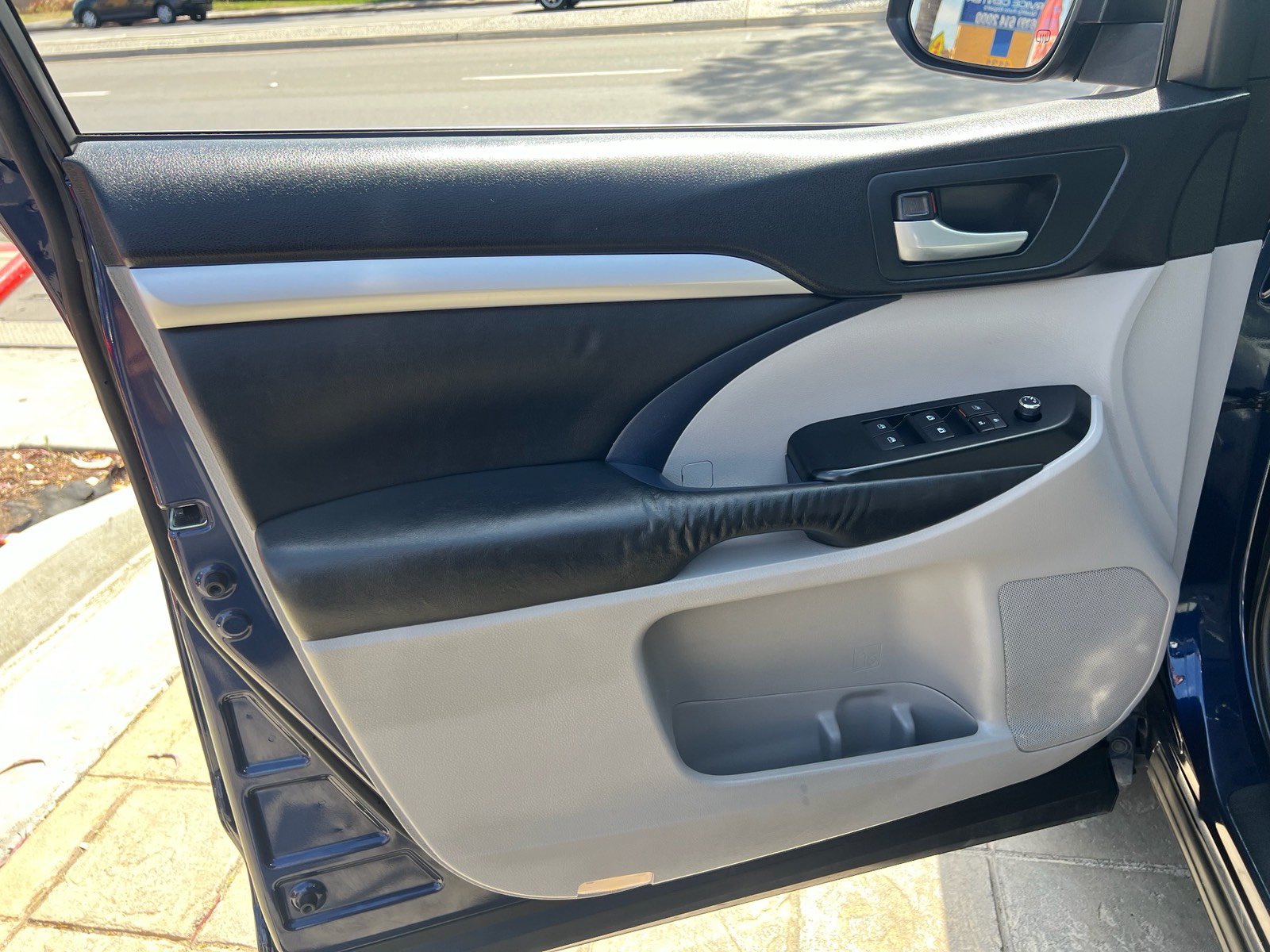 Used 2015 Toyota Highlander XLE FWD image 12