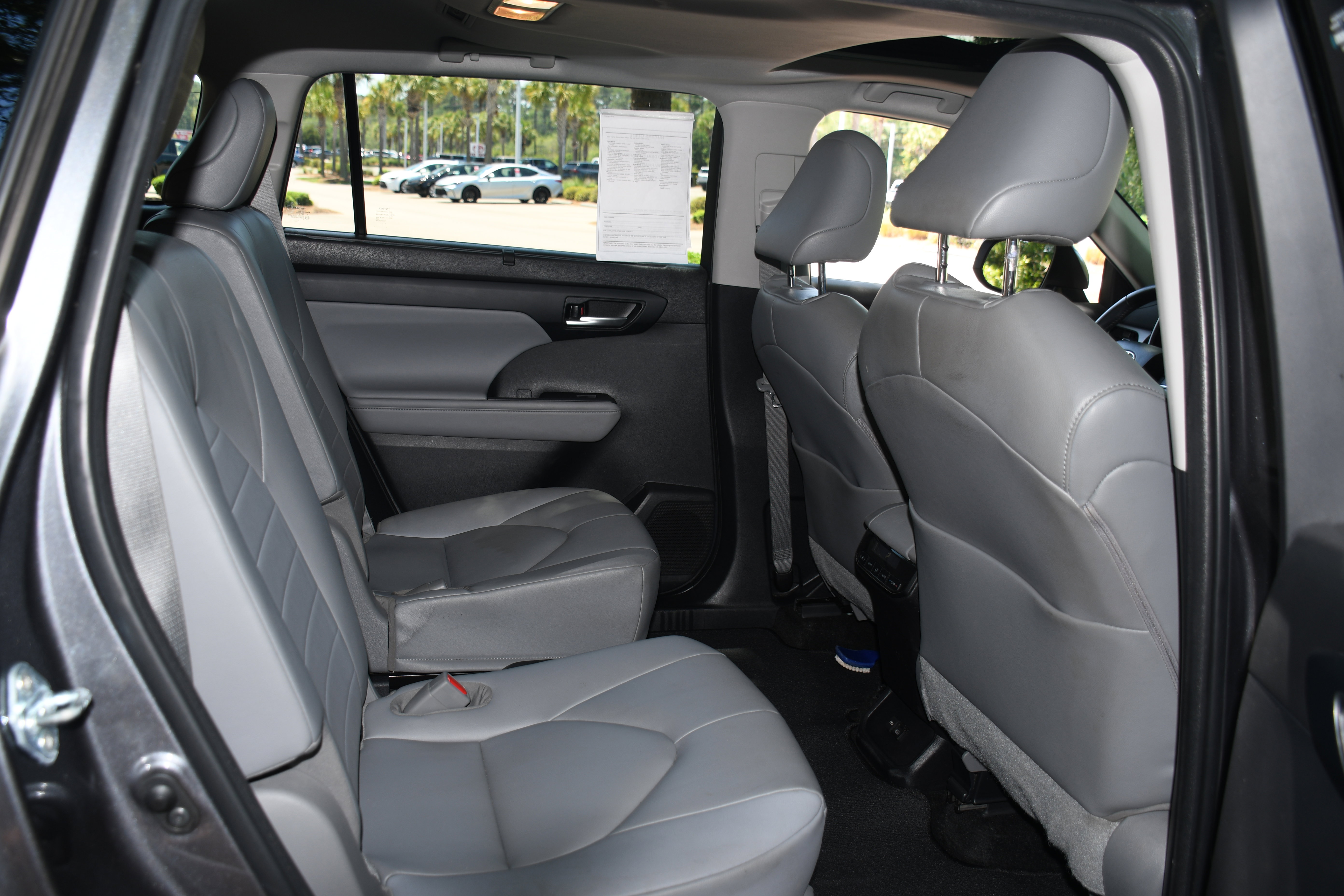 Used 2023 Toyota Highlander XLE AWD/4WD image 19
