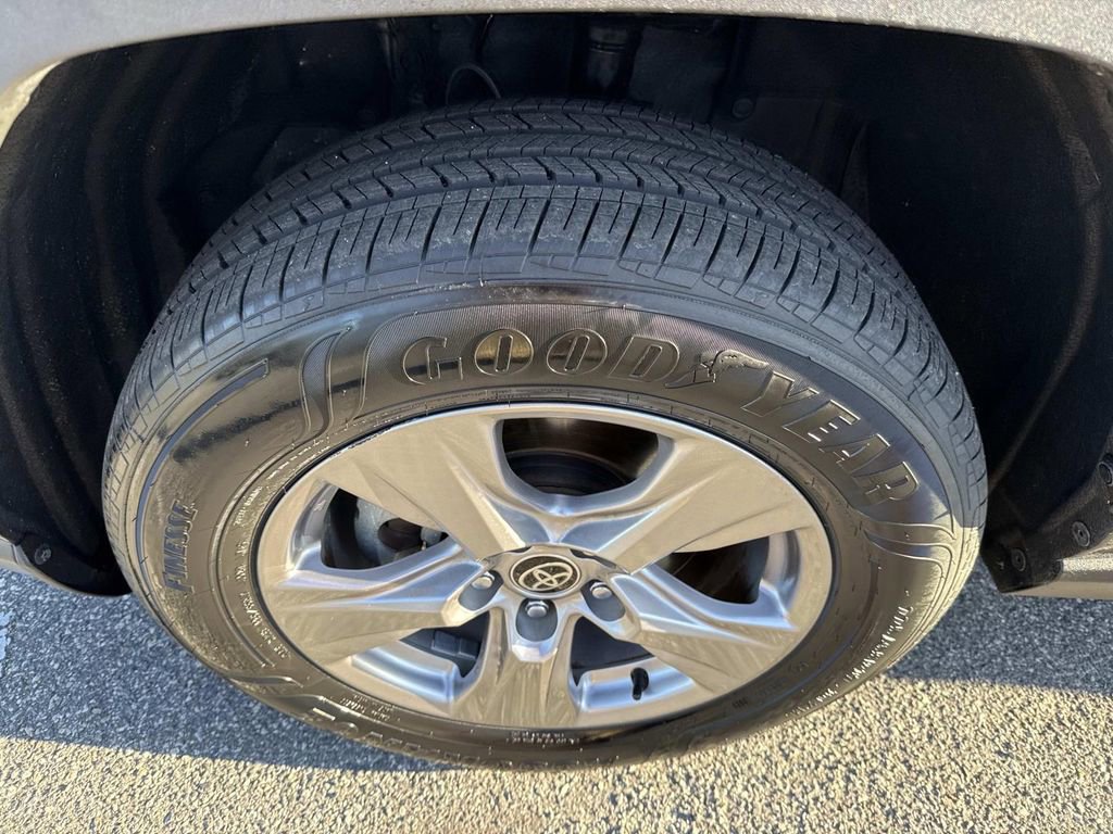 Used 2022 Toyota RAV4 XLE w/ Convenience Package image 12