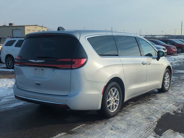 Used 2024 Chrysler Pacifica Touring-L FWD image 3
