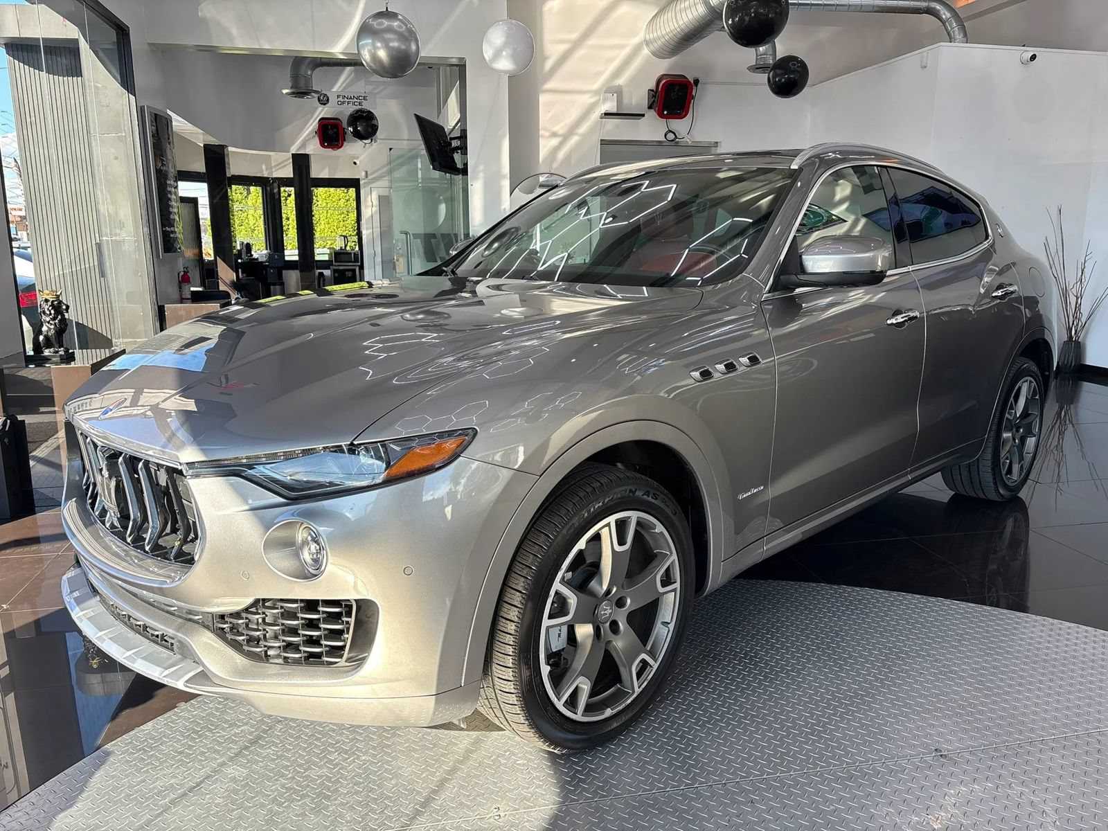 Used 2018 Maserati Levante GranLusso AWD/4WD image 8