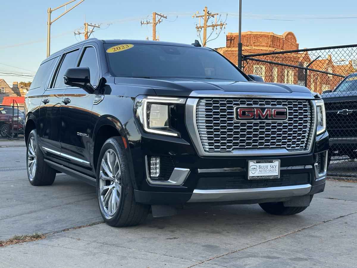 Used 2023 GMC Yukon XL Denali w/ Denali Reserve Package AWD/4WD image 3