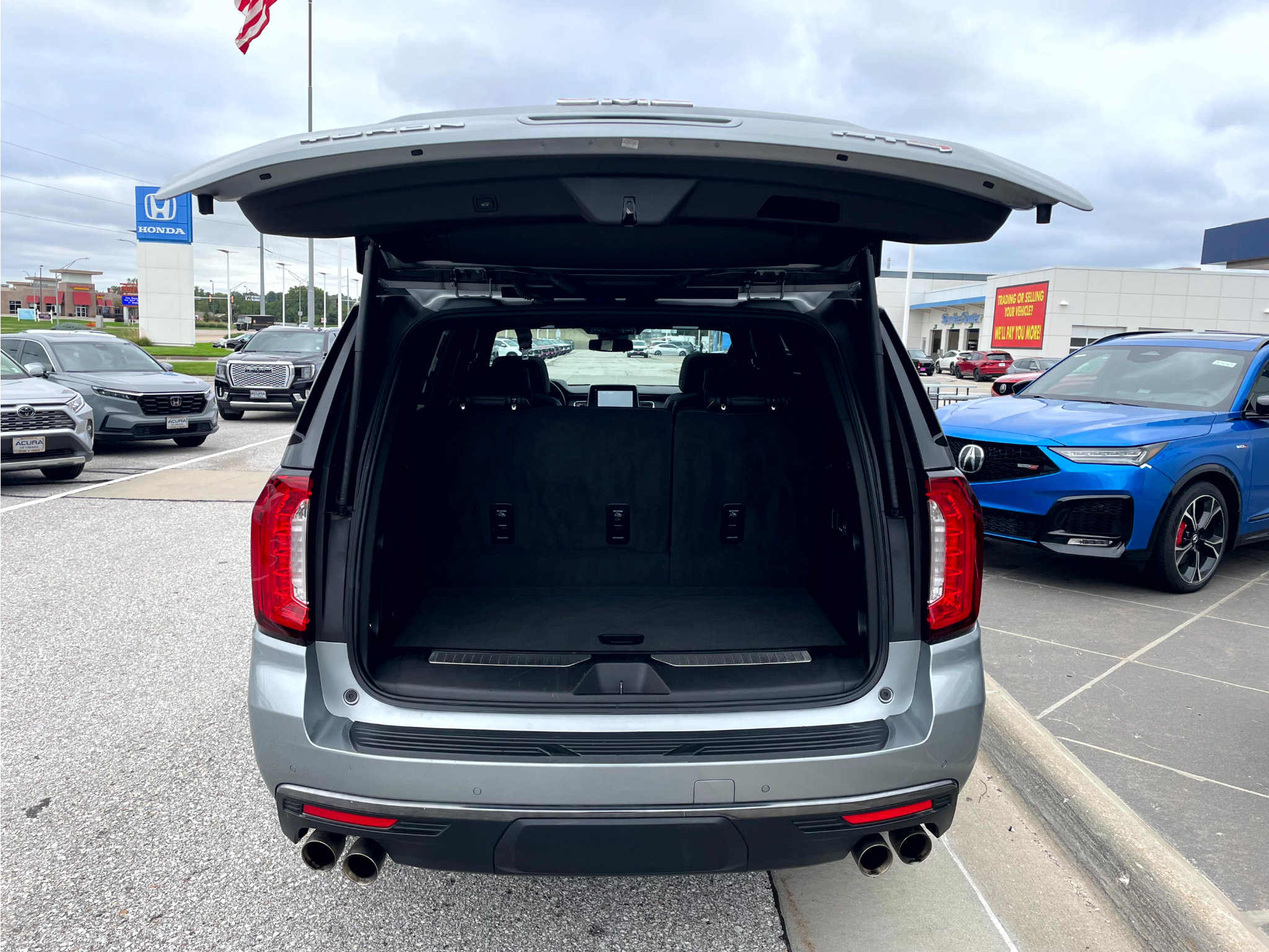Used 2024 GMC Yukon AT4 w/ Technology Package AWD/4WD image 9