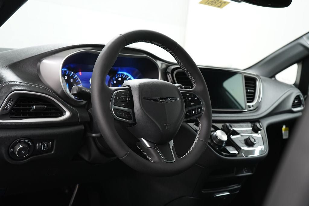 New 2026 Chrysler Pacifica Select FWD image 16
