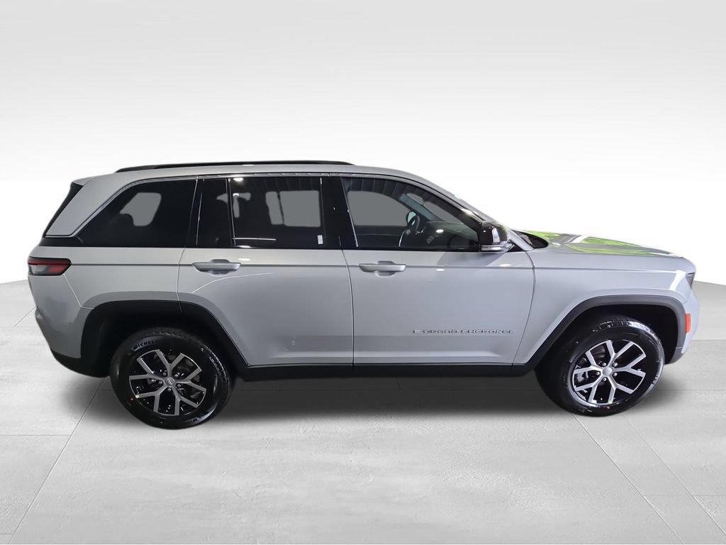 Used 2025 Jeep Grand Cherokee Limited w/ Trailer Tow Package AWD/4WD image 11