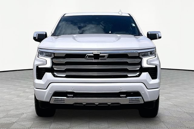 Used 2025 Chevrolet Silverado 1500 High Country w/ Technology Package AWD/4WD image 2
