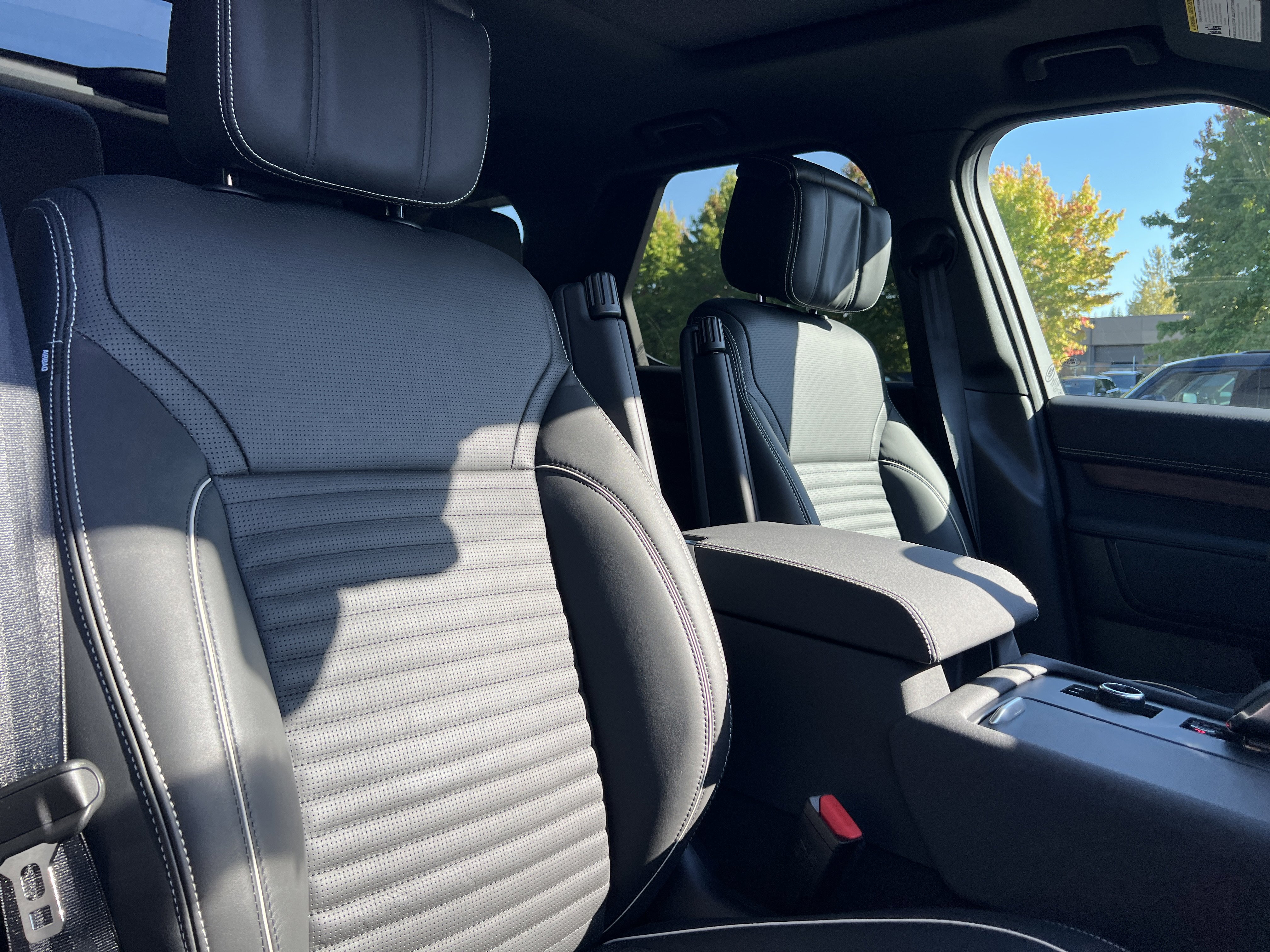 New 2024 Land Rover Discovery Dynamic SE image 10