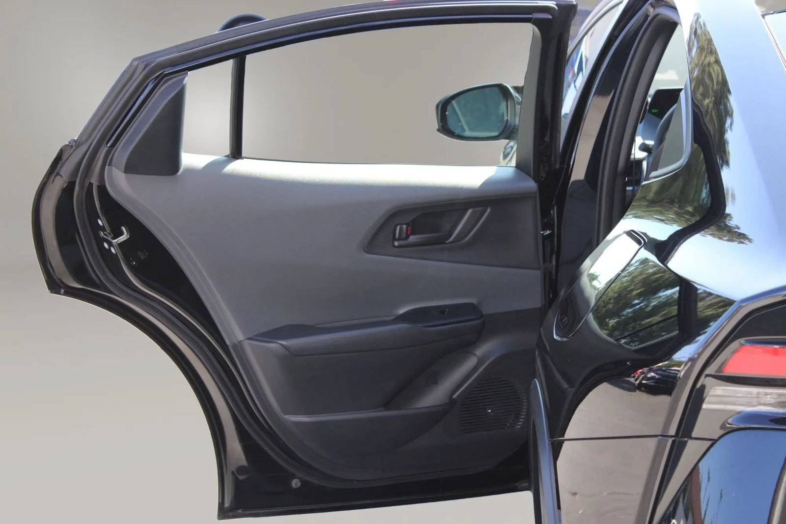 Used 2025 Toyota Prius LE FWD image 19