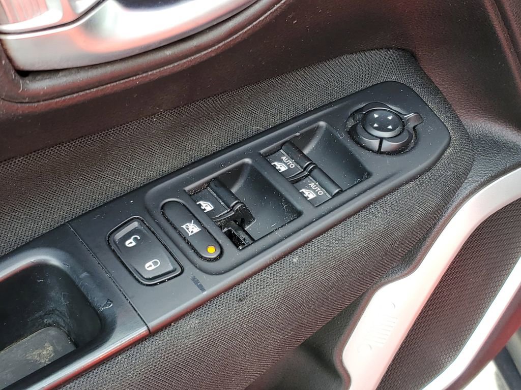 Used 2018 Jeep Renegade Latitude w/ Popular Equipment Group FWD image 23