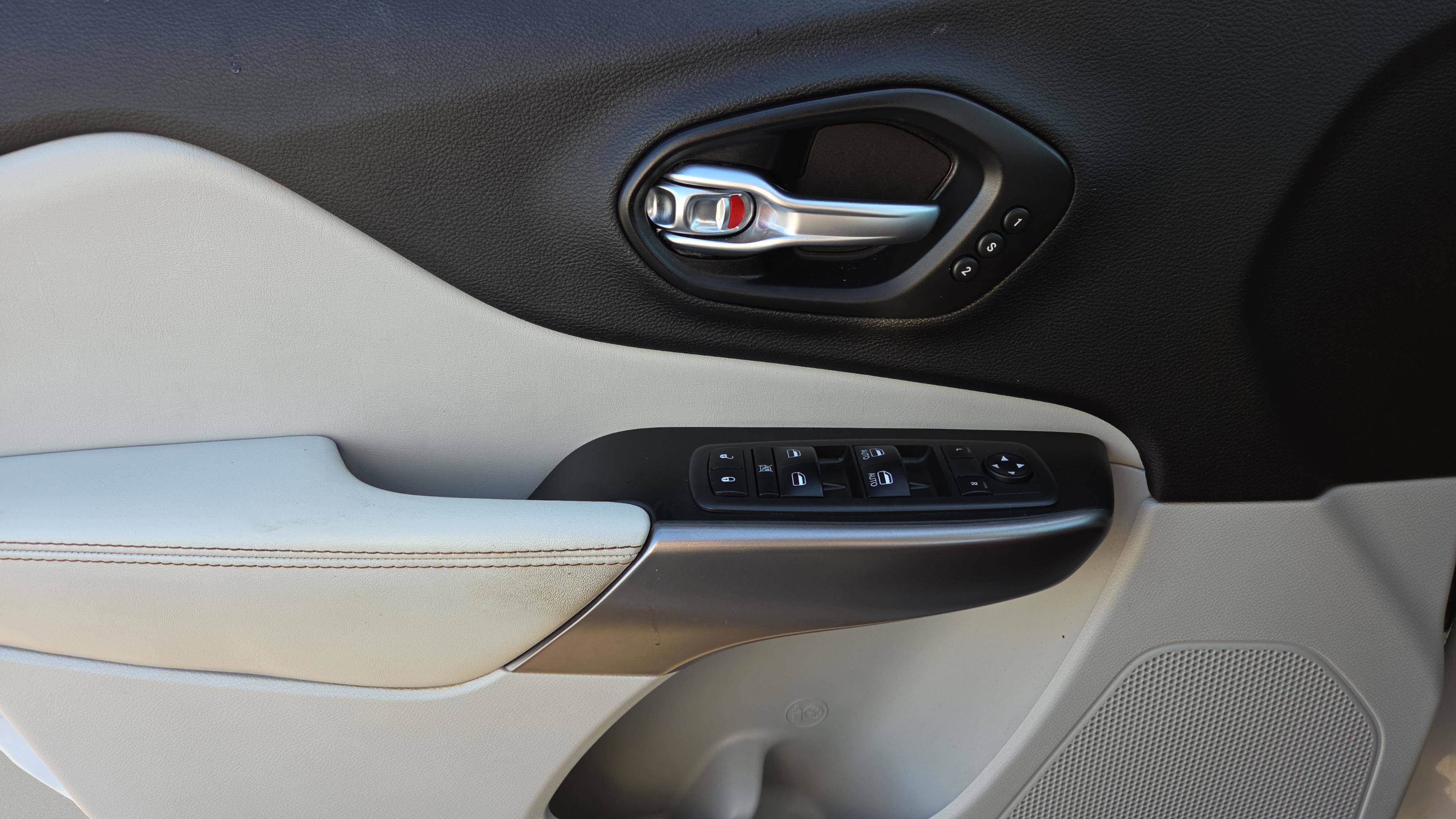 Used 2019 Jeep Cherokee Limited image 37