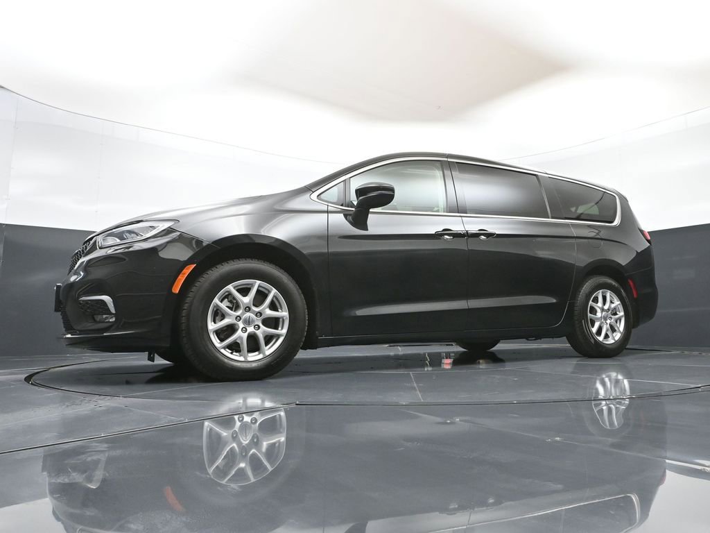 Used 2023 Chrysler Pacifica Touring-L FWD image 45