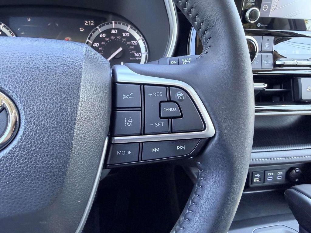 Used 2022 Toyota Highlander XLE image 7