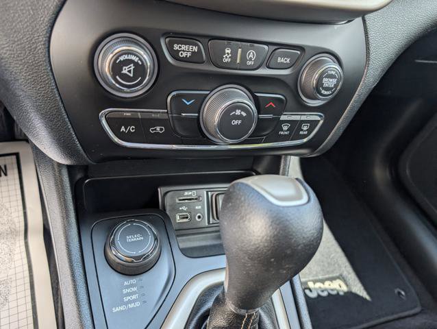 Used 2016 Jeep Cherokee Latitude image 9