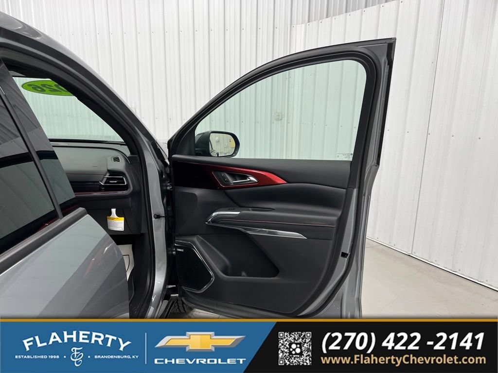 Used 2026 Chevrolet Traverse RS FWD image 14