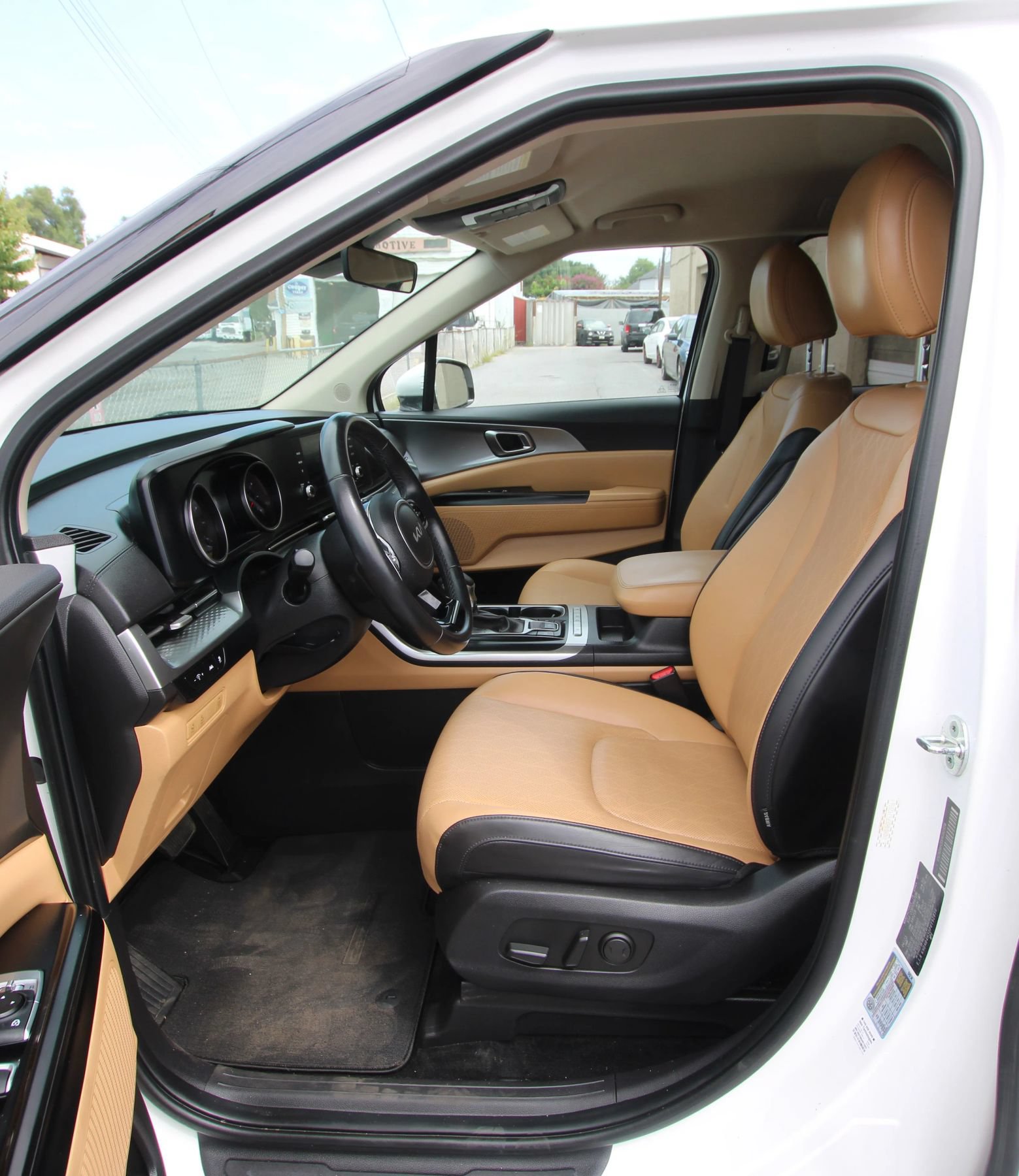 Used 2023 Kia Carnival LX FWD image 9