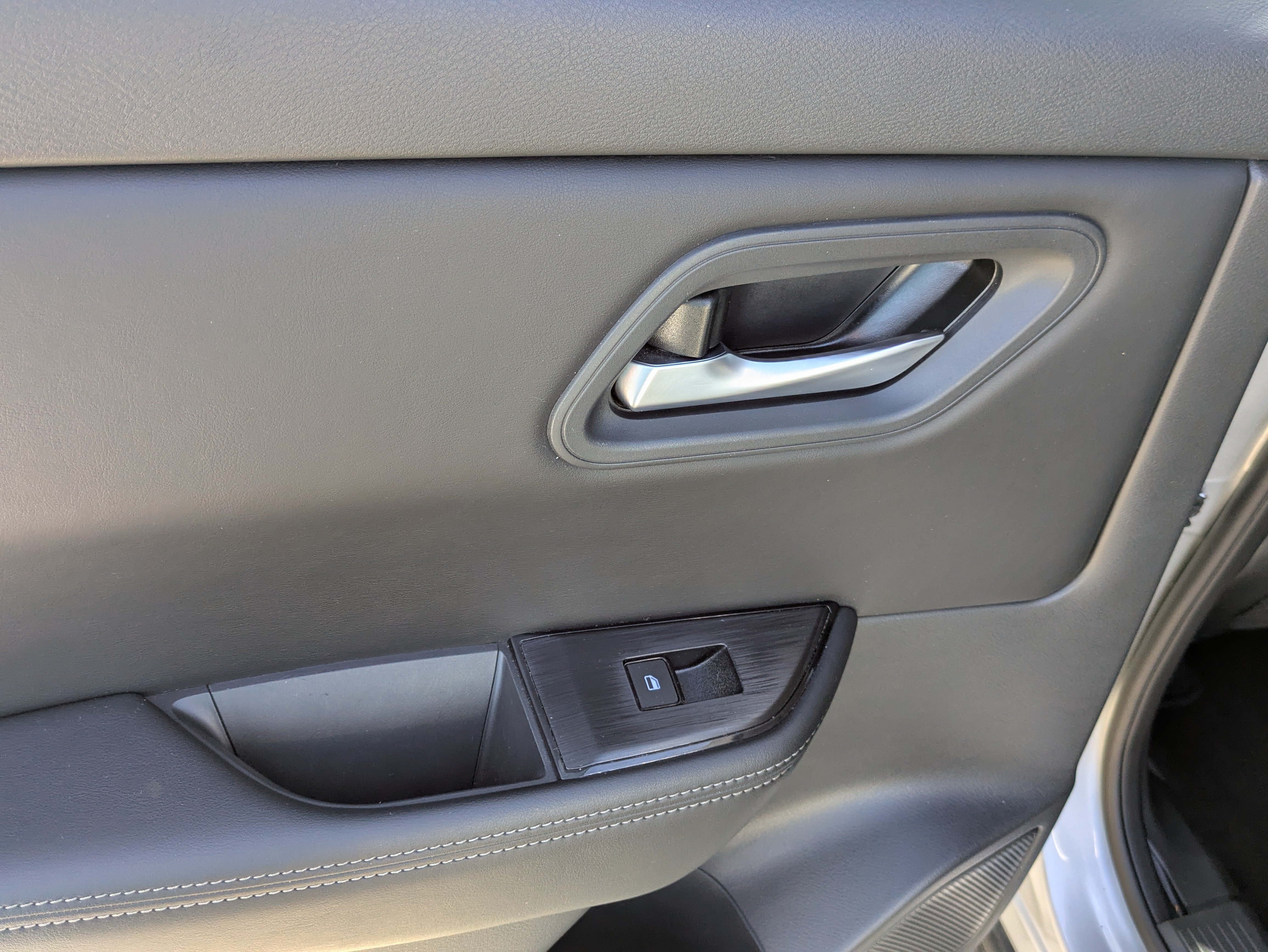 Used 2025 Nissan Rogue SV FWD image 8