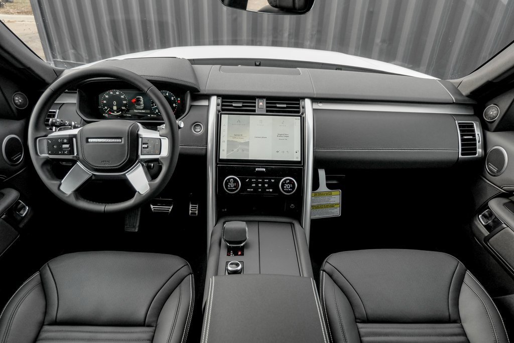 Used 2025 Land Rover Discovery Dynamic SE image 19