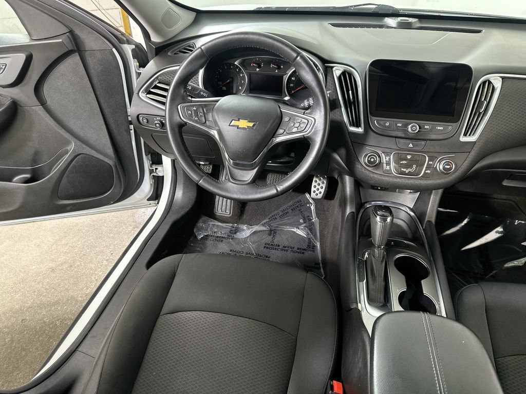 Used 2017 Chevrolet Malibu LT FWD image 17