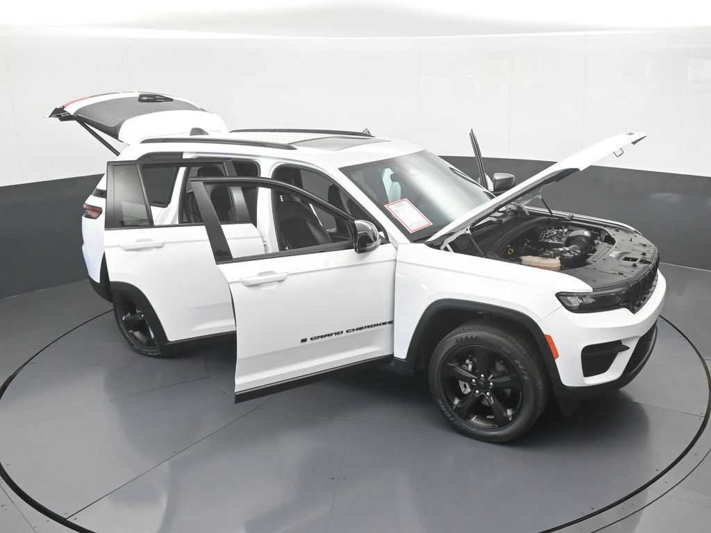 Used 2024 Jeep Grand Cherokee Altitude RWD image 68