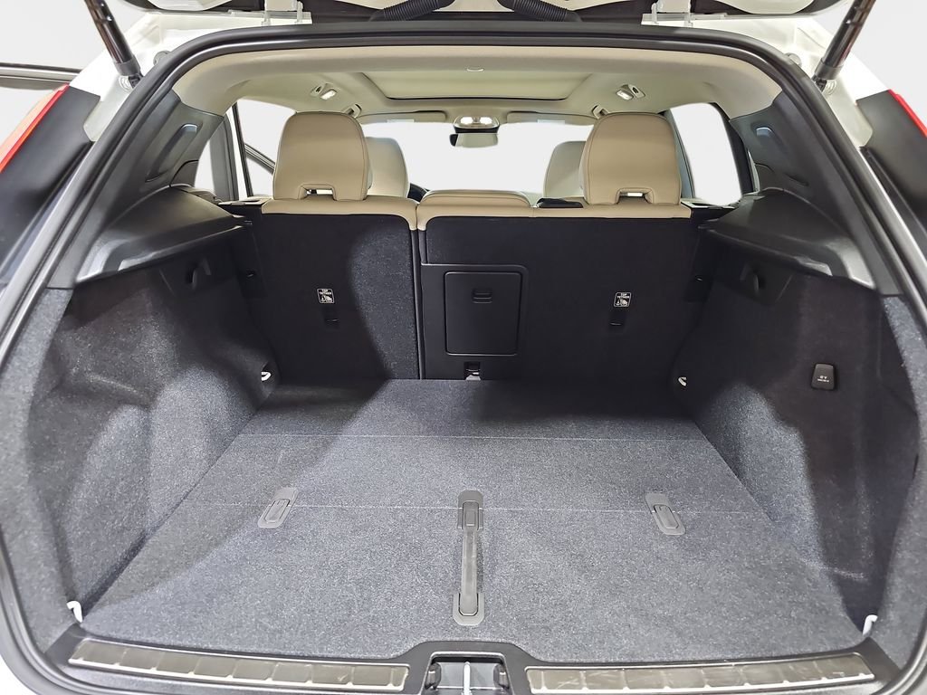 Used 2023 Volvo XC40 B5 Plus w/ Protection Package Premier image 14