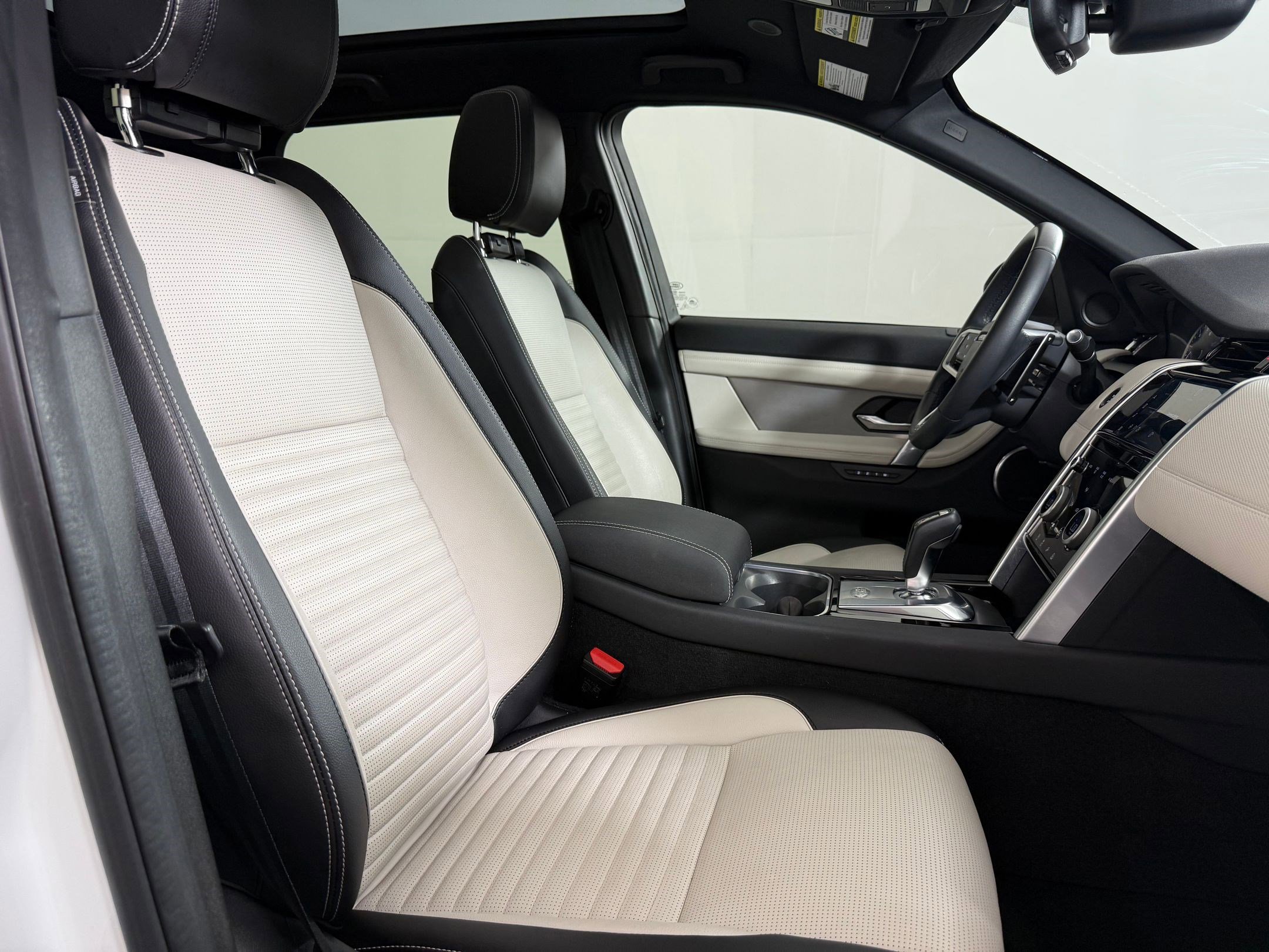 Used 2023 Land Rover Discovery Sport SE R-Dynamic image 28