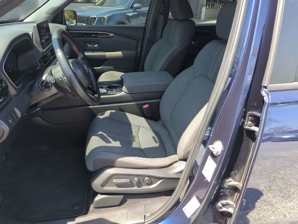 Used 2023 Honda Pilot Sport image 12