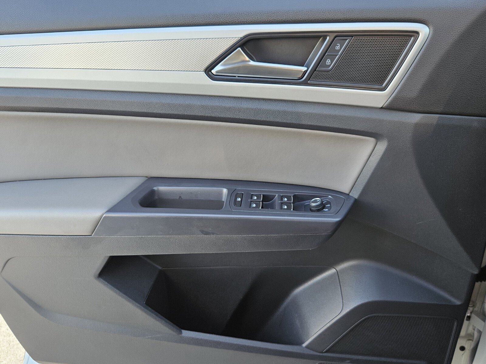 Used 2021 Volkswagen Atlas Cross Sport S image 37