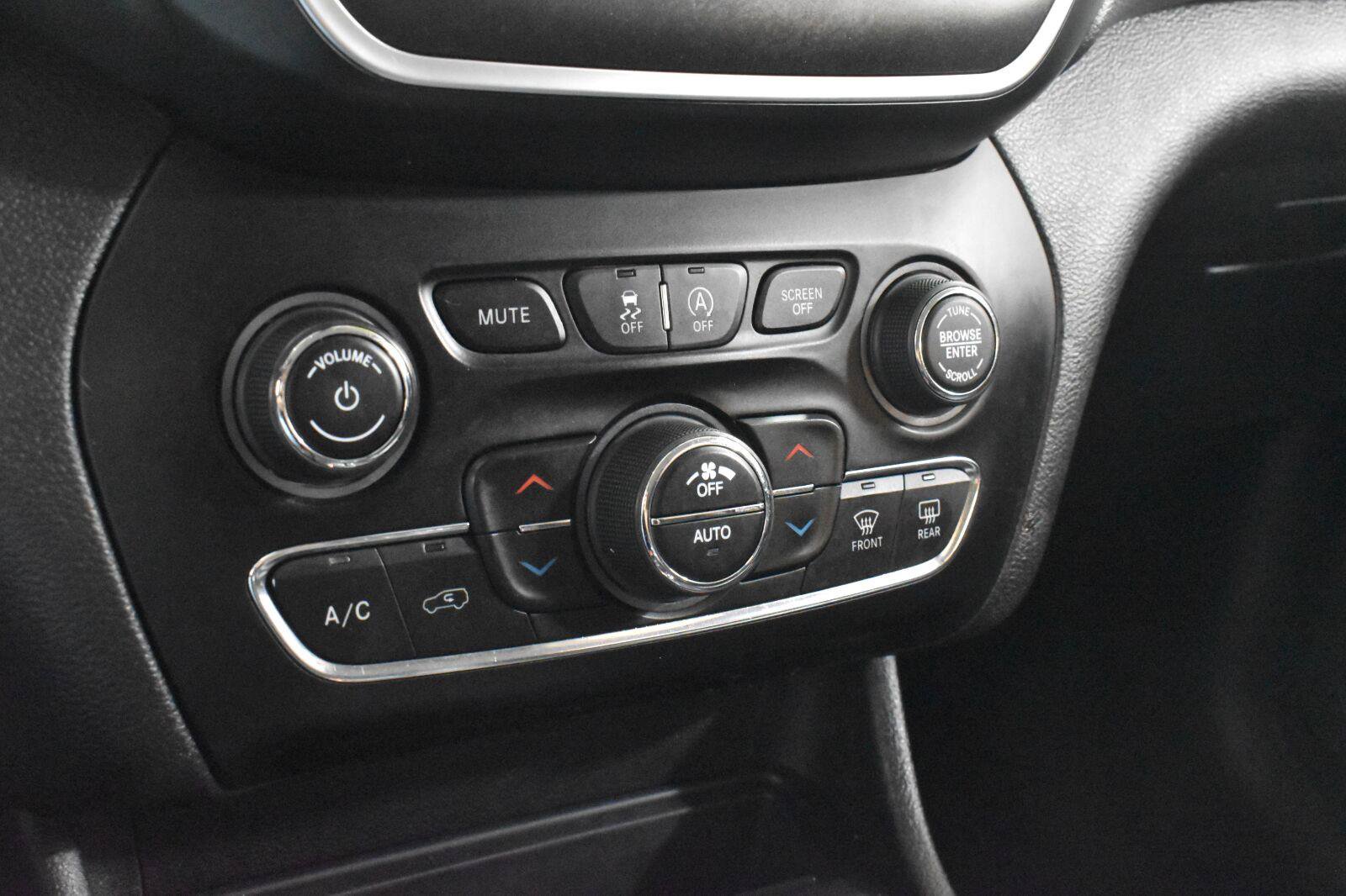 Used 2021 Jeep Cherokee Trailhawk w/ Comfort & Convenience Group AWD/4WD image 16