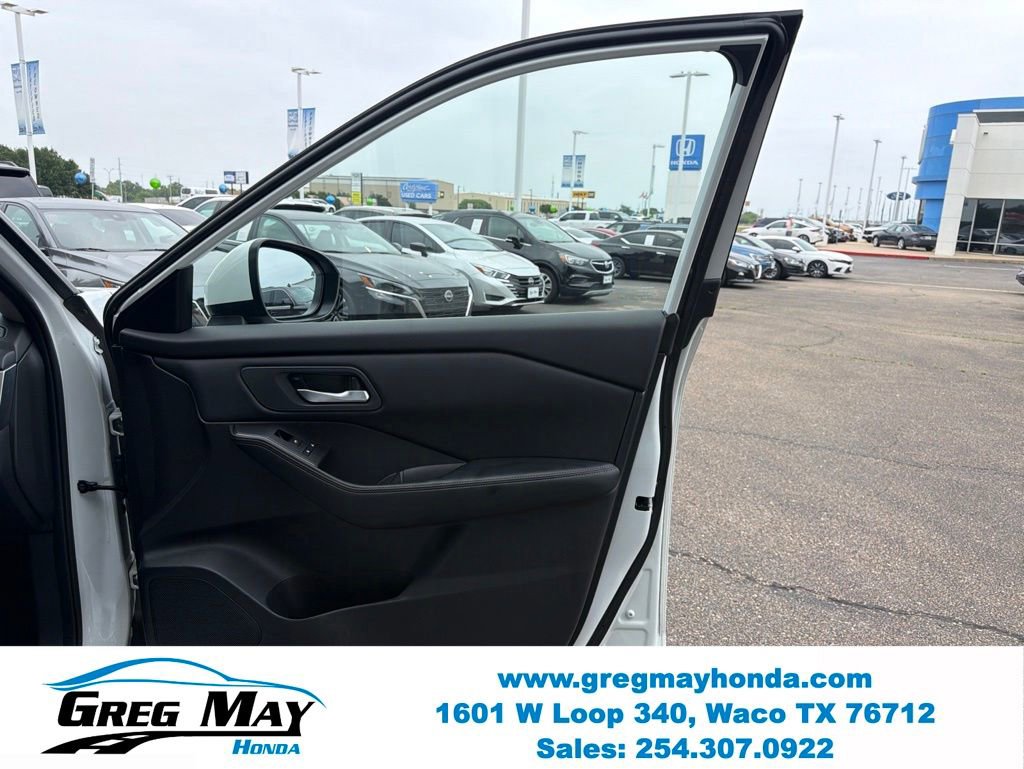 Used 2025 Nissan Rogue SV FWD image 31