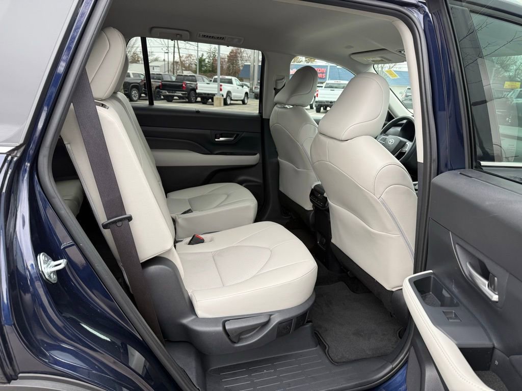 Used 2024 Toyota Grand Highlander AWD image 15
