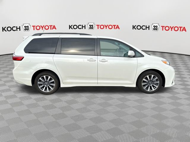 Used 2020 Toyota Sienna XLE w/ XLE Navigation Package image 9