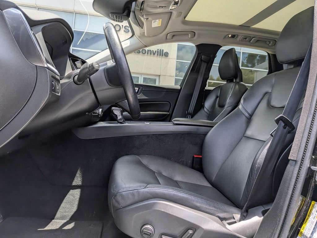 Used 2019 Volvo XC60 T5 Momentum FWD image 2