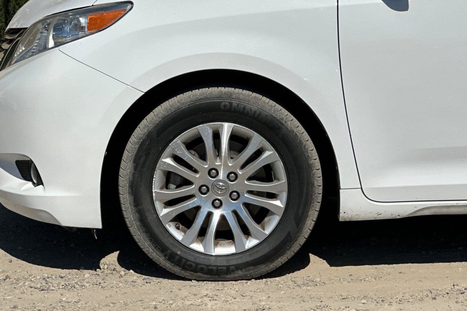 Used 2014 Toyota Sienna XLE FWD image 25
