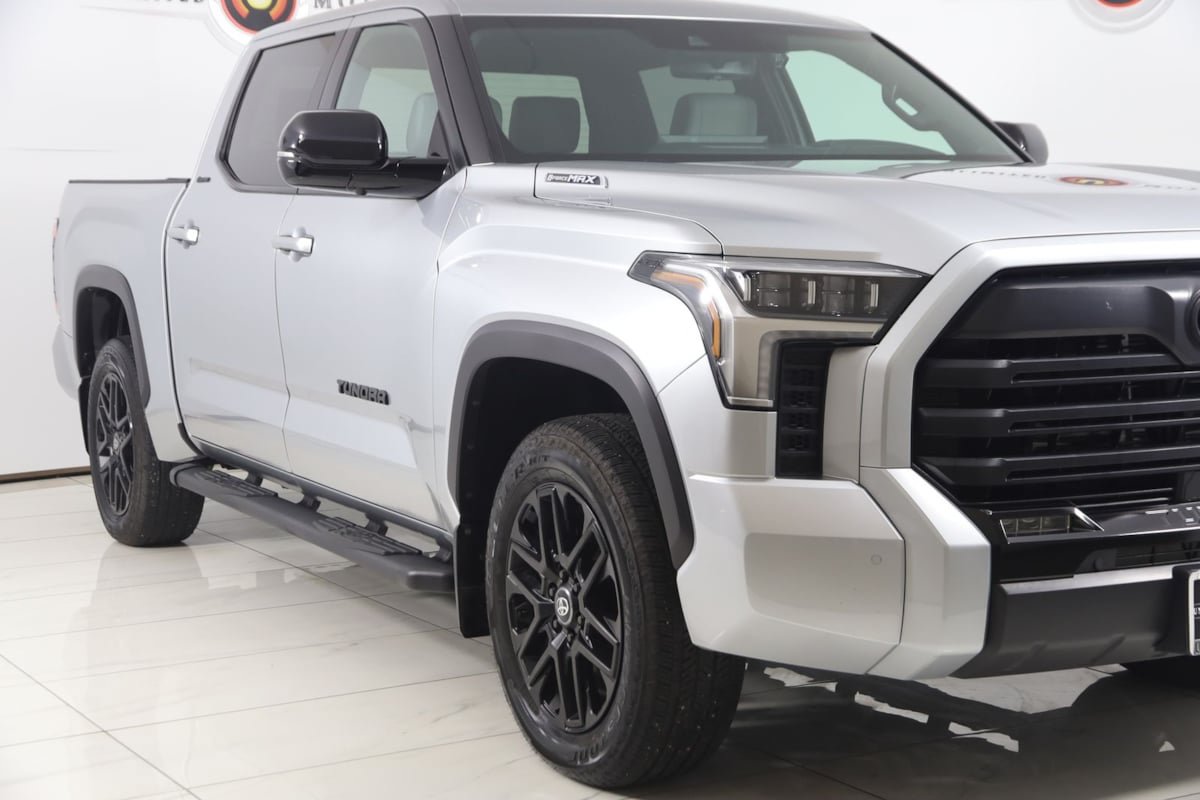 Used 2025 Toyota Tundra Limited AWD/4WD image 39