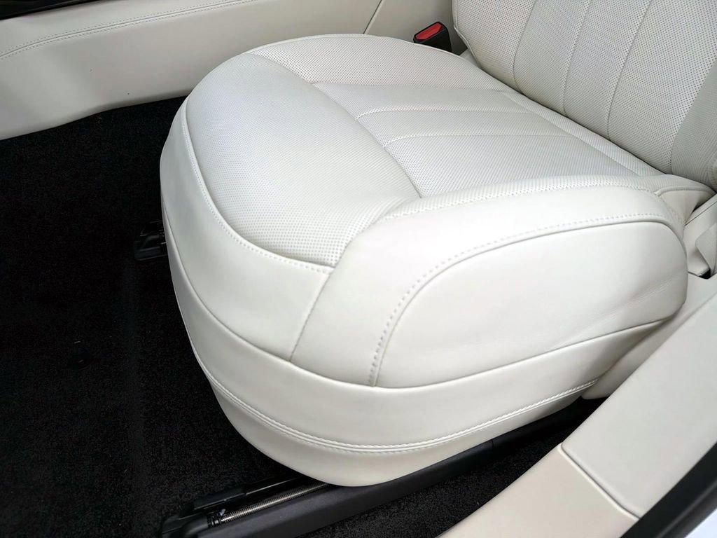 New 2025 Land Rover Range Rover SE image 18