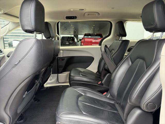 Used 2022 Chrysler Pacifica Touring-L FWD image 14