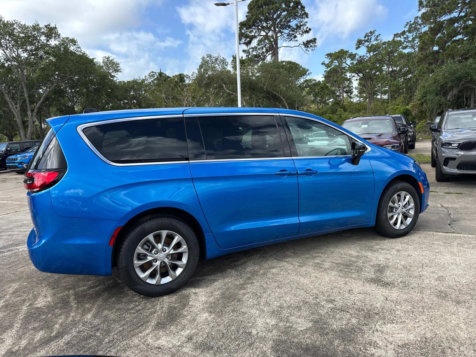 New 2026 Chrysler Pacifica Select AWD/4WD image 3