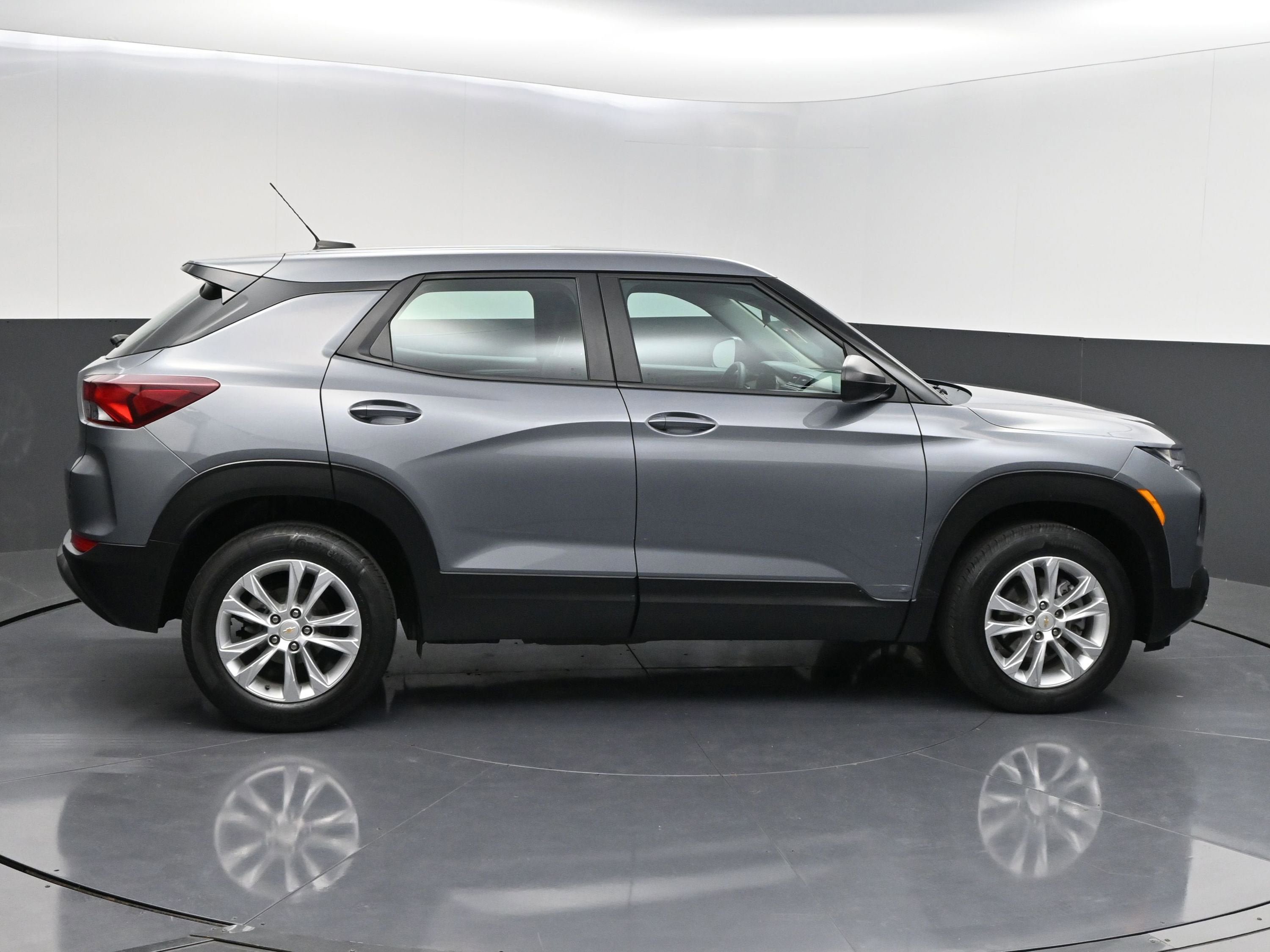 Used 2022 Chevrolet TrailBlazer LS w/ LPO, Blackout Package AWD/4WD image 8