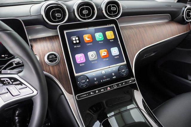 Used 2025 Mercedes-Benz GLC 350e 4MATIC image 16