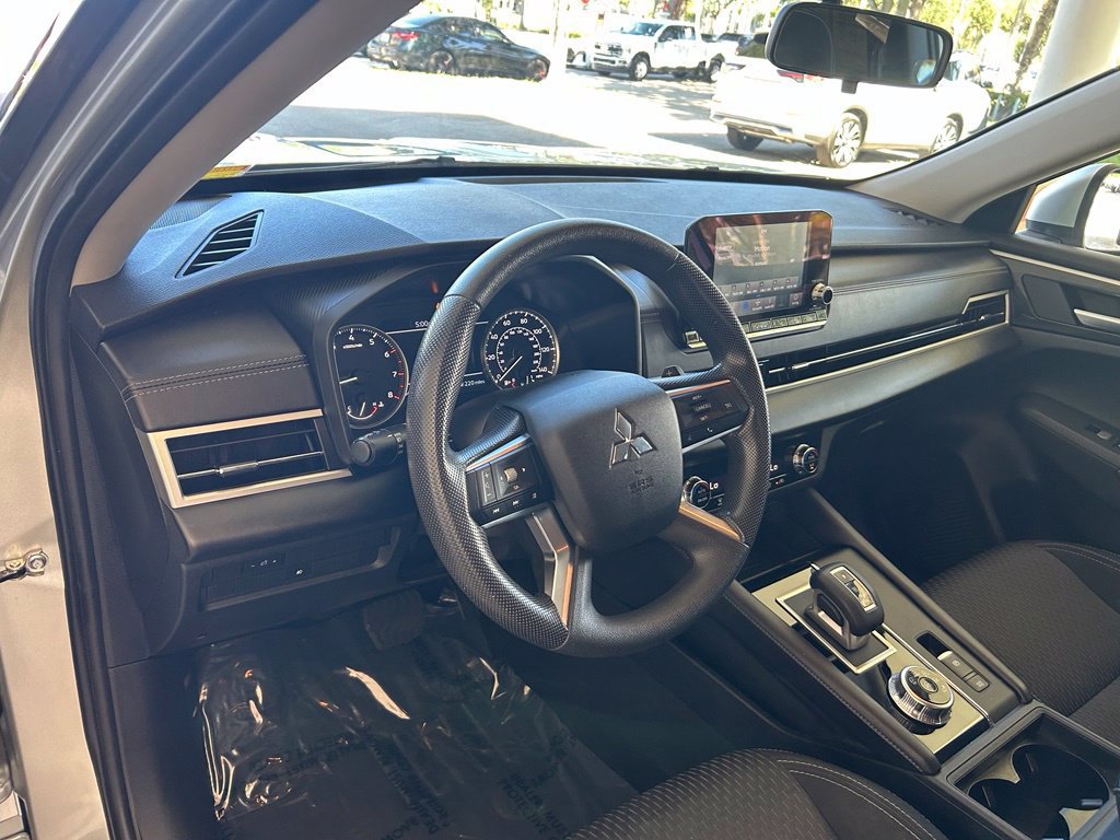 Used 2024 Mitsubishi Outlander ES FWD image 6