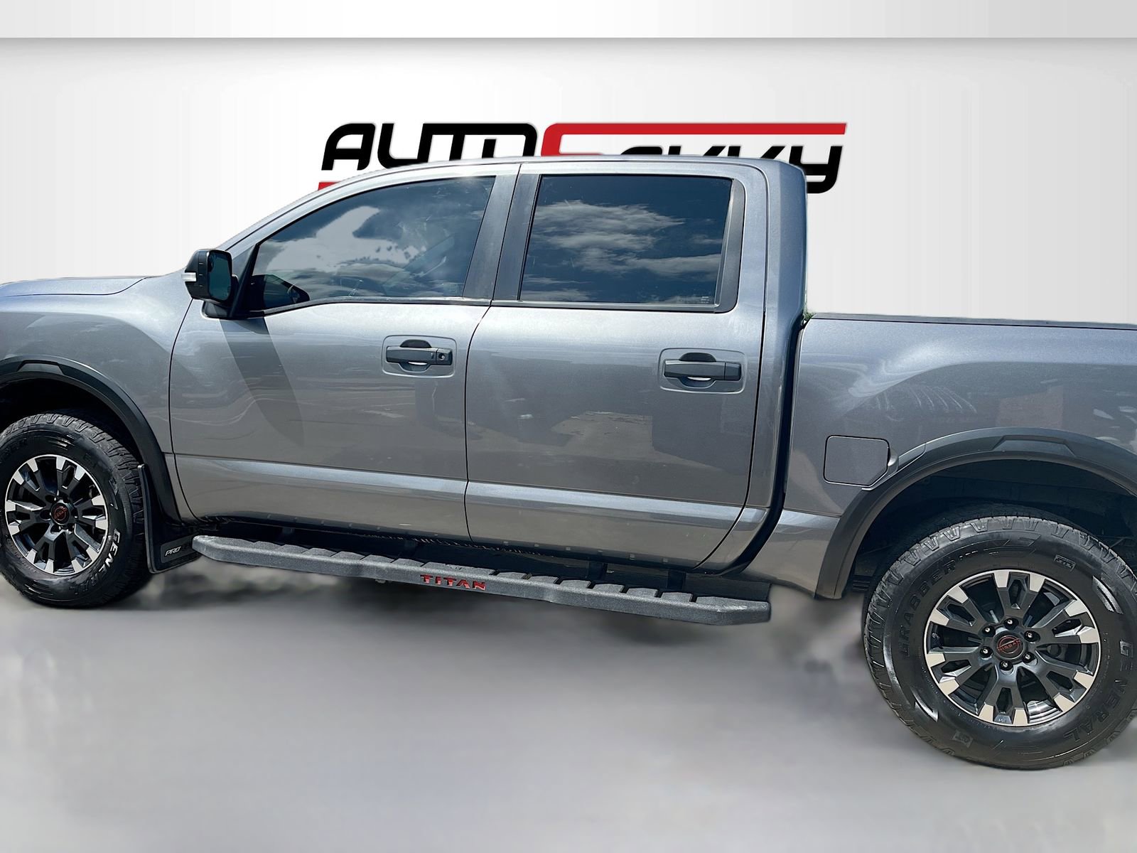 Used 2024 Nissan Titan PRO-4X w/ Pro-4x Convenience Package image 4