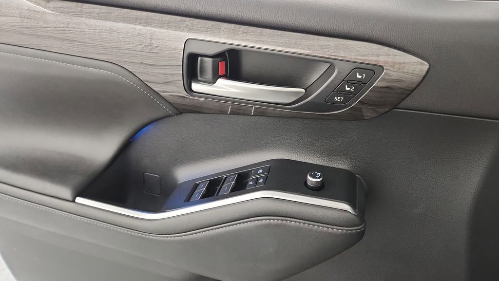 Used 2021 Toyota Highlander Limited image 15