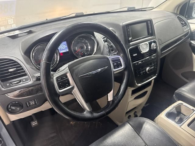 Used 2013 Chrysler Town & Country Touring-L w/ Trailer Tow Group FWD image 13