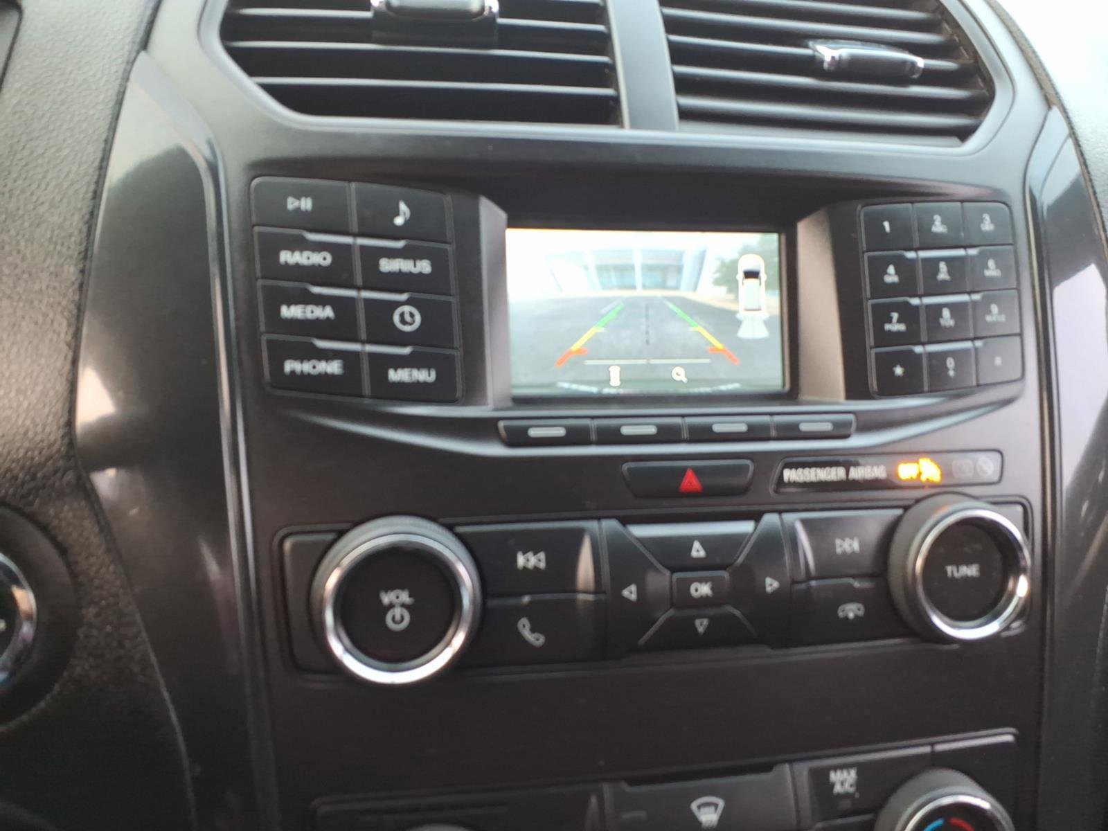 Used 2018 Ford Explorer XLT image 16