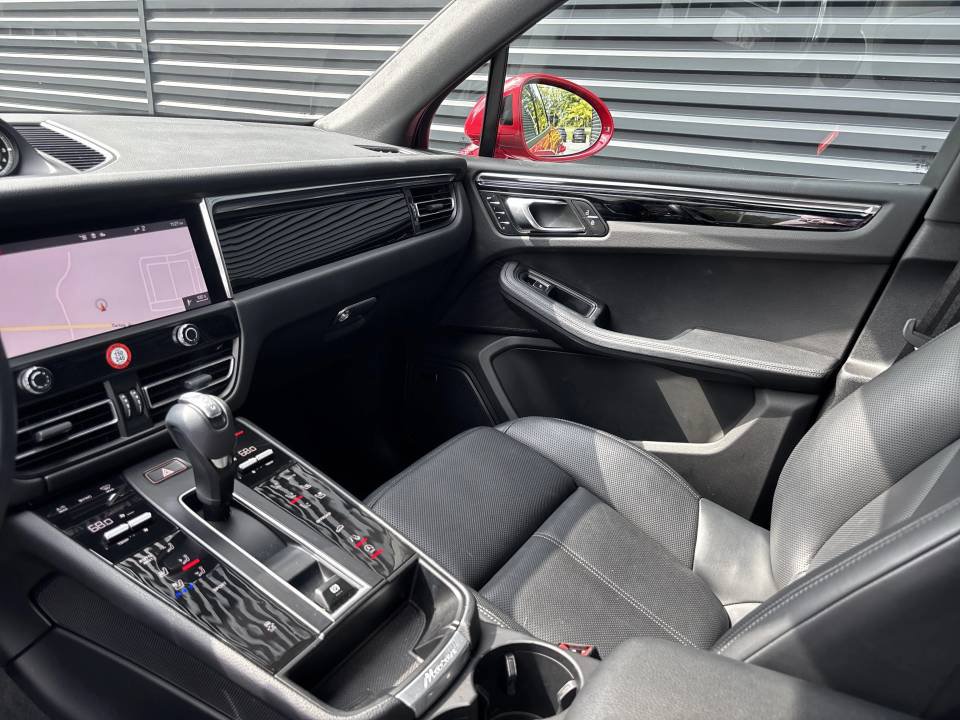 Used 2025 Porsche Macan AWD/4WD image 19