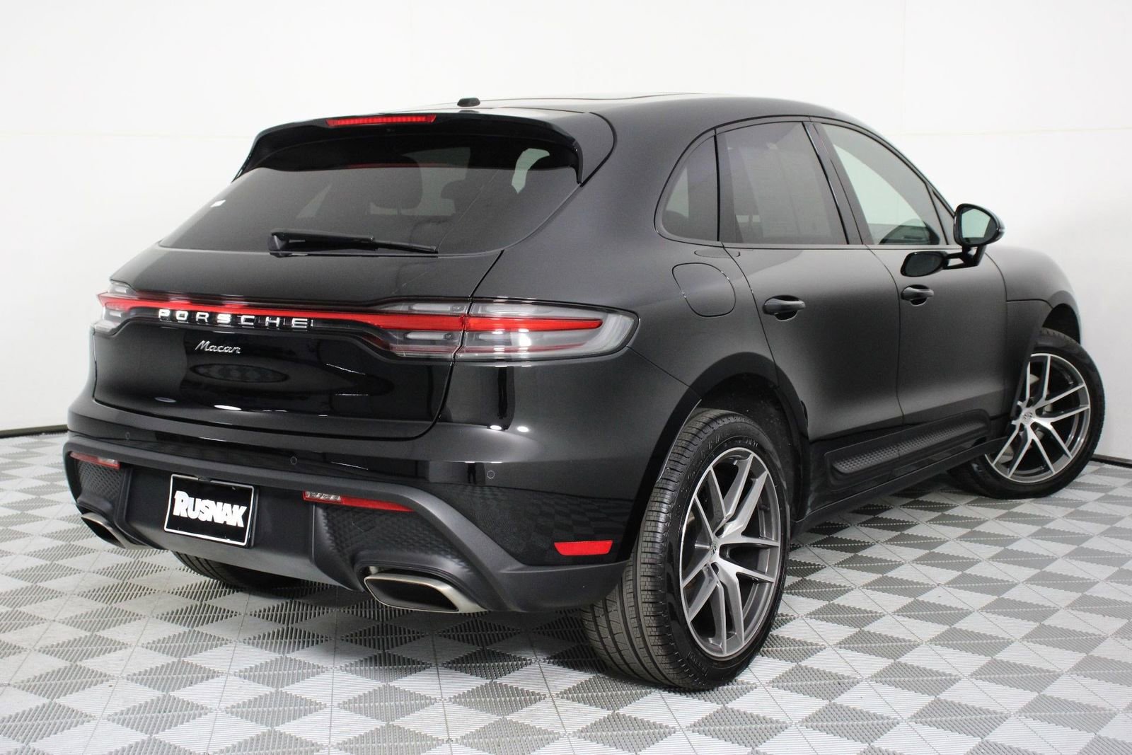 Certified 2025 Porsche Macan image 7