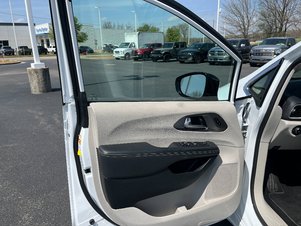 Used 2024 Chrysler Pacifica Touring-L image 32